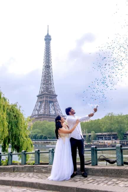 Photo session for couples with flowers around Eiffel tower - Exploring the Details of This Photographic Journey