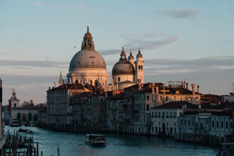 Photography Walk with your phone! Venice hidden gems - Key Points