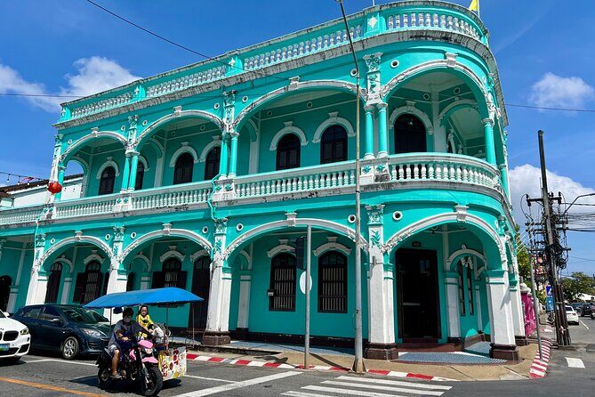 Phuket Old Town Food Tour with 10+ Locals' Favorites Tastings - Exploring Phuket Old Town: A First Glance