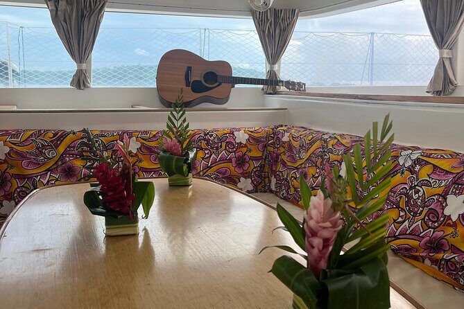 Polynesian atmosphere in Bora Bora Lagoon, Tapas and Cocktail - Key Points