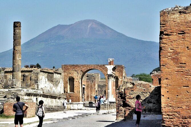 Pompeii: Exclusive Private Walking Tour with an Archaeologist - A Walk Through Pompeii: What You Can Expect
