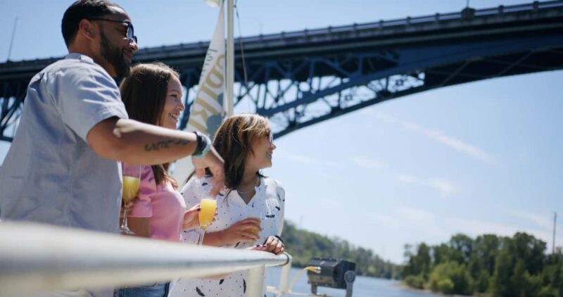 Portland: Brunch Cruise on Willamette River - Entertainment and Narration