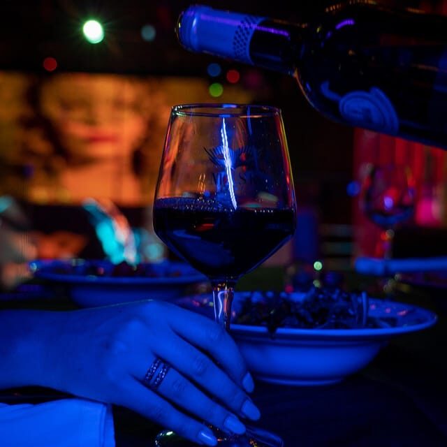Porto: Bachelor Party offer of a Glass of Champagne or Drink - Exploring Mask Porto’s Bachelor Party Experience