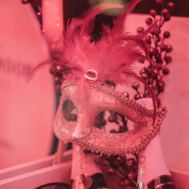 Porto: Cabaret & Pole Shows, offer a Glass of Champagne - In-Depth Review of the Experience