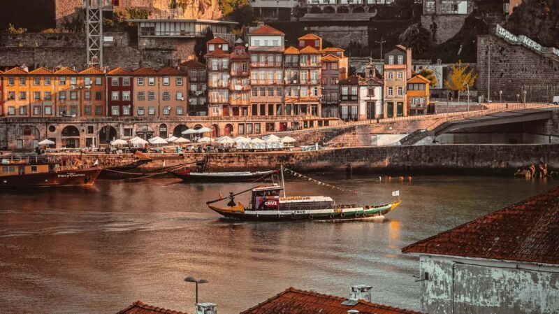 Porto: Explore 6 Iconic Bridges on an Authentic Rabelo Boat - The Views and Atmosphere