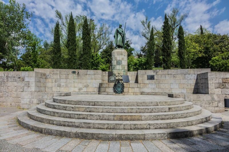 Porto: Guimarães & Braga Tour with Entry Tickets and Lunch - Who Should Consider This Tour?