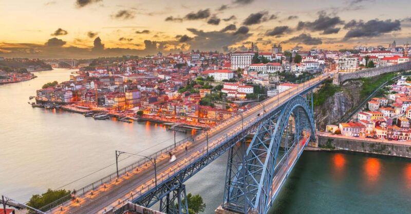 Porto Walking Tour of the city centre in small-groups - Key Points