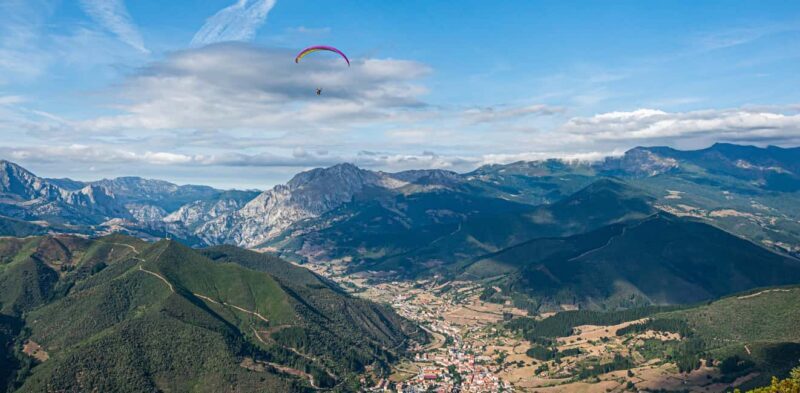 Potes: Paragliding in the Picos de Europa with professional pilots - The Sum Up