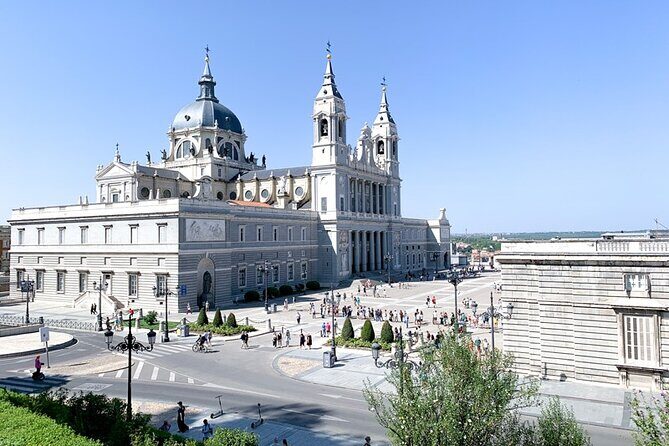 Prado City Tour Royal Palace in one day with entrance and pick-up - FAQ