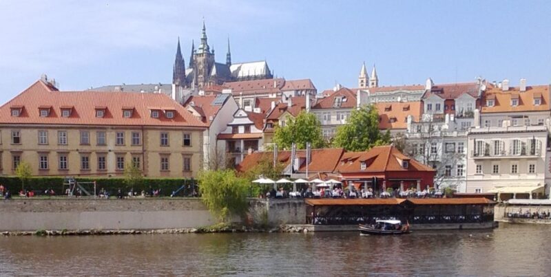 Prague: 3-hour Evening River Cruise with Dinner - Setting the Scene: A Relaxed, Scenic Journey