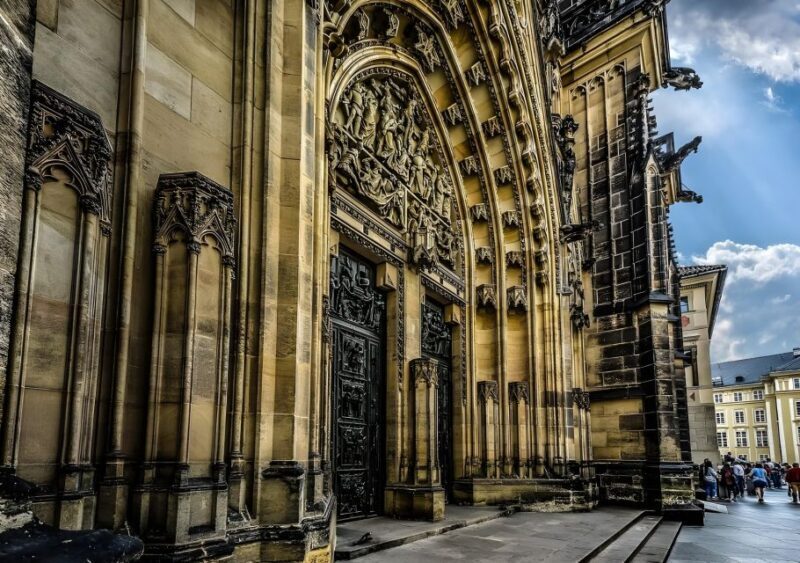 Prague Castle: Royal Palace, Cathedral, and Golden Lane Tour - Key Points