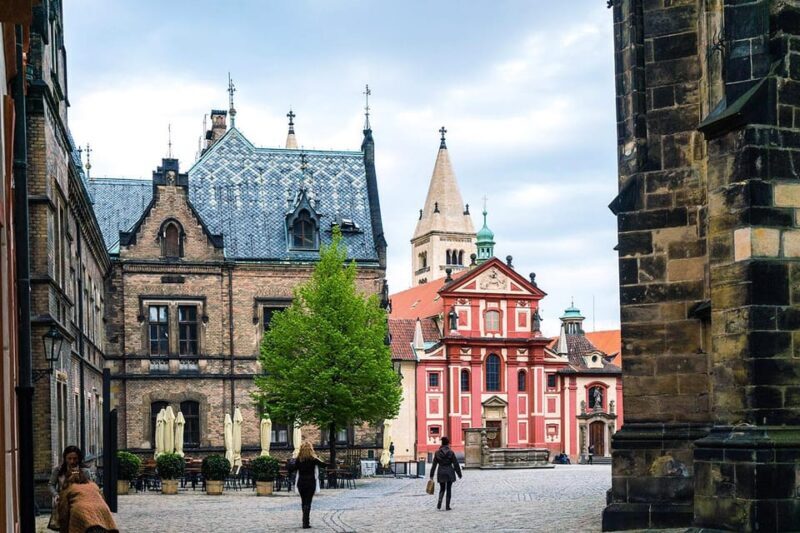 Prague Castle Walking Tour with Live Guide - Discover the Majesty of Prague Castle with a Guided Walk