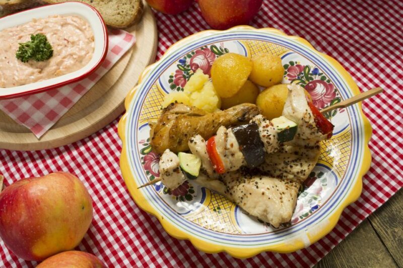 Prague: Folkloric Dinner Show with Unlimited Drinks - FAQ