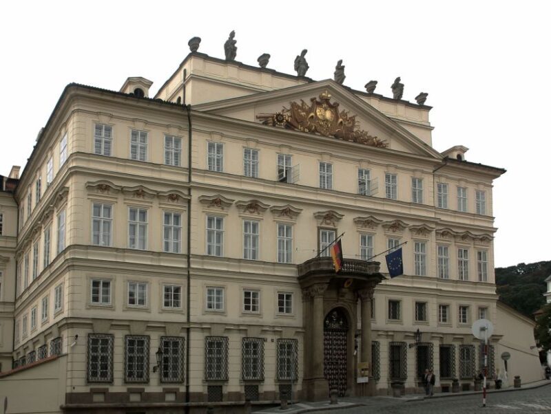 Prague: Highlights Walking Tour to the German embassy 1989 - Key Points