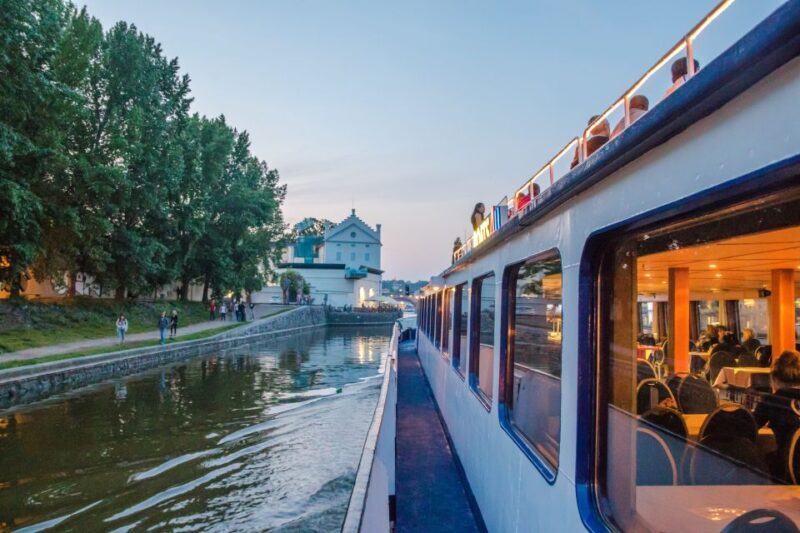 Prague: Sightseeing Boat Cruise with Buffet Dinner - Who Should Consider This Experience?