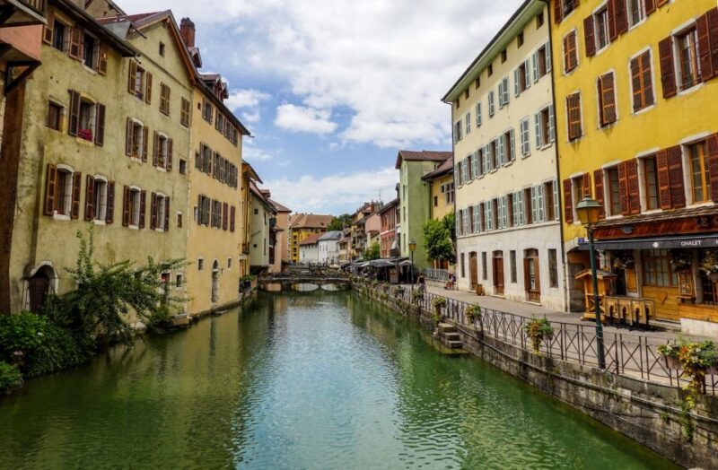 Private 2-hour Walking Tour of Annecy with official guide - Discovering Annecy: A Deep Dive into the Highlights