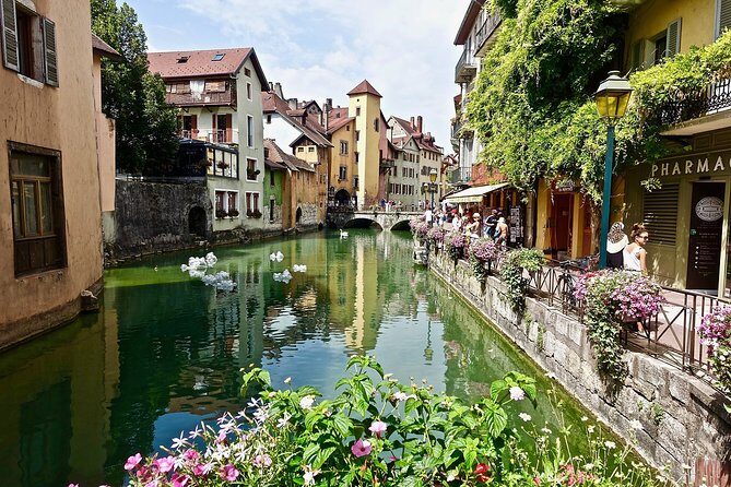 Private 2-hour Walking Tour of Annecy with official tour guide - A Deep Dive into the Tour Experience
