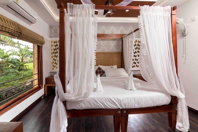 Private 3 Bedroom Luxury Houseboat Trip in Alleppy Backwaters - Key Points