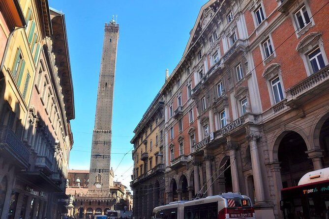 Private 3-hour Walking Tour of Bologna with private official tour guide - Exploring Bologna in Depth: A 3-Hour Journey
