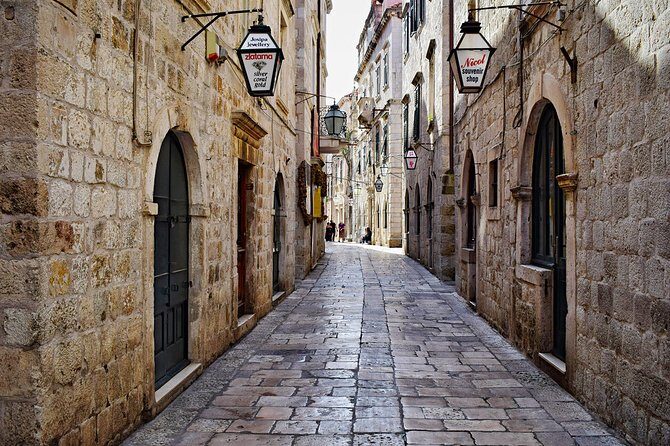 Private 3 hours walking tour of the Old Town with transfer - Key Points