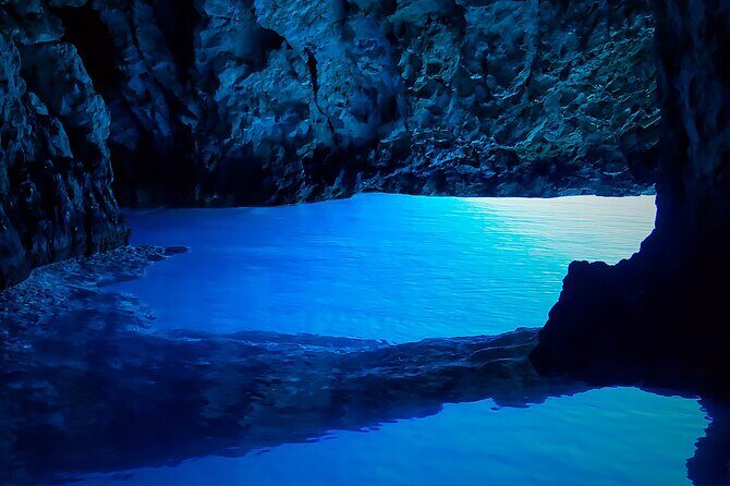 Private 4 Caves and Komia Speedboat Tour from Split - Key Points