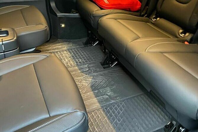 Private airport transfer in Vienna for up to 8 people in minibus - Punctuality and Flexibility