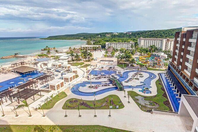 Private Airport Transfers to Royalton Blue Waters and White Sand - First Impressions: Private, Comfortable, and Hassle-Free