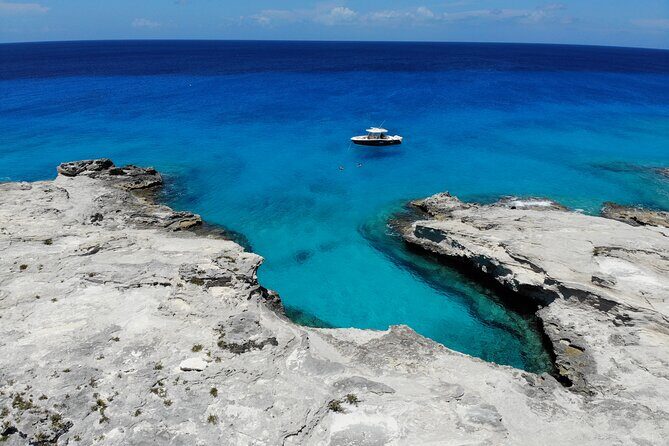 Private and Customizable Half day Boat Experience to Caicos cays - Discovering Turks and Caicos by Boat