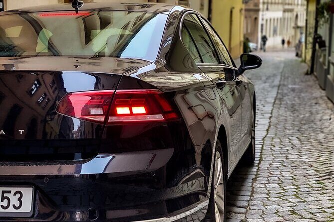 Private ARRIVAL Transfer by LIMOUSINE 3+1pax - Experience the Ease of a Private Arrival Transfer in Prague