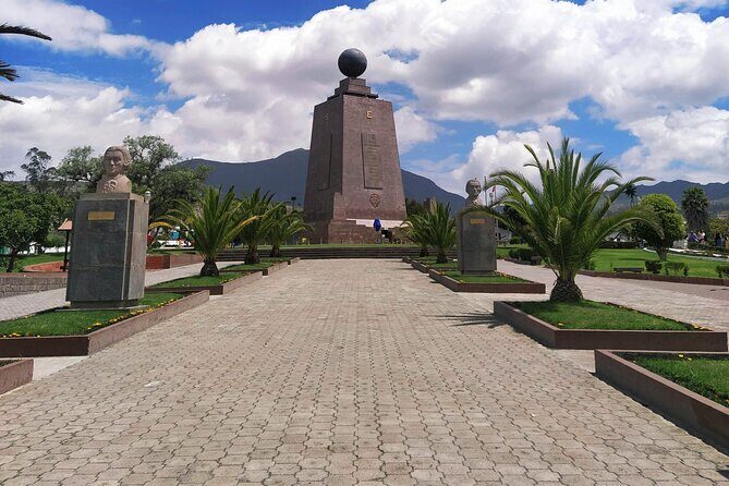 Prívate birding tour in Mindo Cloud-Forest + Mitad del mundo - Key Points