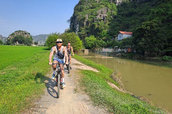 Private Boat and Biking Tour in Ninh Binh (Trang An - Hang Mua) - Visiting Bich Dong Pagoda: A Cultural and Historical Treasure