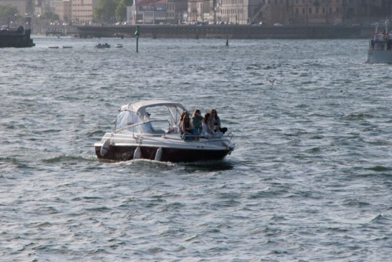 Private Boat Tour 6 Bridges 1h30, group price up to 6px - The Experience from a Traveler’s Perspective