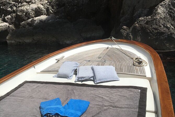 Private boat tour around Capri with Classy Gozzo - FAQ