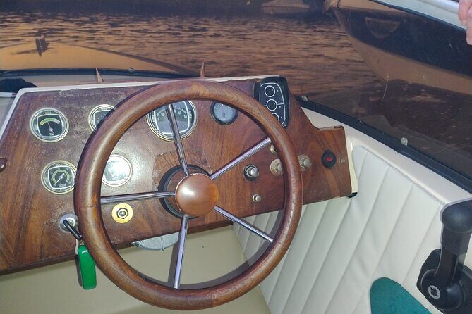 Private boat tour Como wood classic boat - Exploring Lake Como in a Classic Wooden Boat