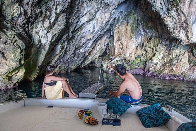 Private boat tour of the Island of Capri, Caves, Faraglioni - FAQ