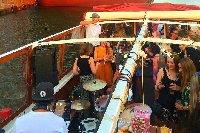 PRIVATE BOAT TOUR through the port of Hamburg - Pricing and Value Analysis