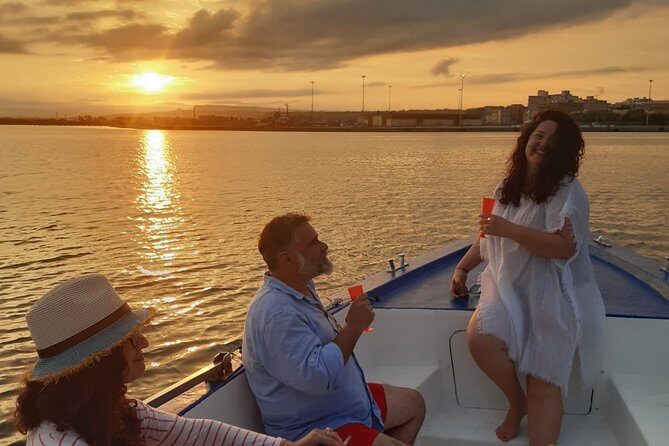 Private boat tour with prosecco and fresh fruit - A Private Boat Tour of Syracuse: A Mix of Scenic Beauty, History, and Relaxation