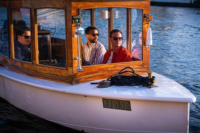 Private Boat Tours Amsterdam & welcome drink Amsterdam canals - Key Points