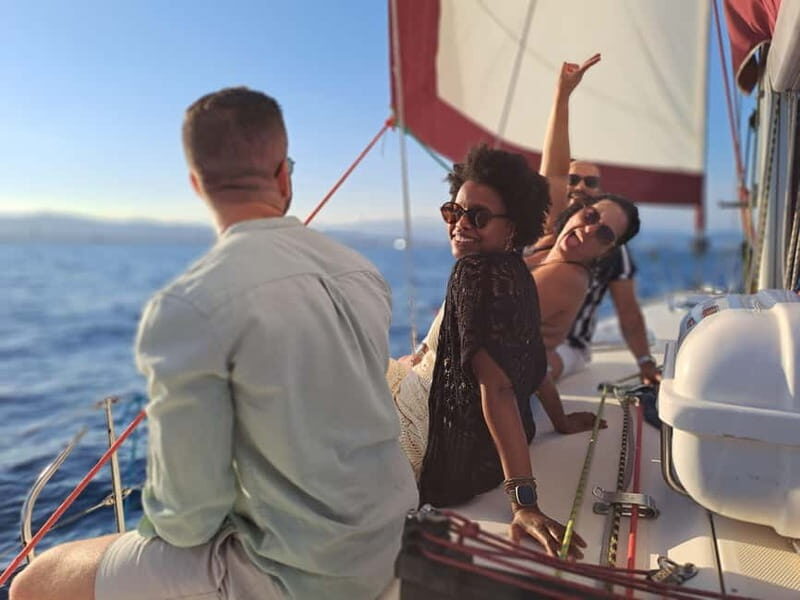 Private boat with open bar and snacks - Key Points