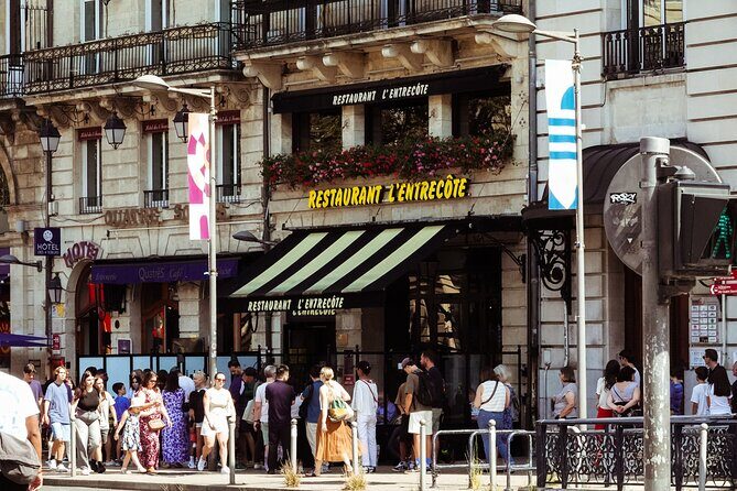 Private Bordeaux History Tour with a glass of Bordeaux wine. - Exploring Place du Palais and Porte Cailhau