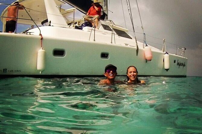 Private Catamaran Cruise around the Southshore of Roatan - Key Points