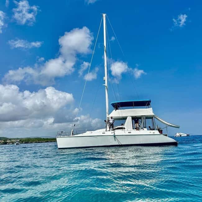 Private catamaran for groups with Lunch & Drinks - Key Points