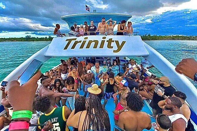 Private Catamaran wonderful Snorqueling slide & entartaiment team - Key Points