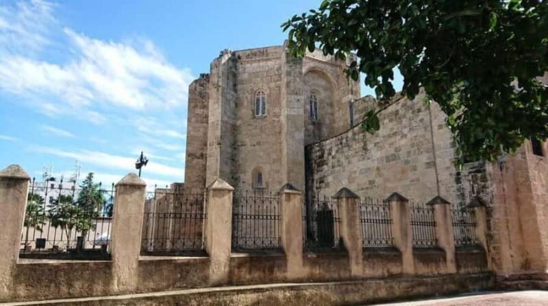 Private Colonial Zone Heritage Walk Guided by a Local Artist - Key Points