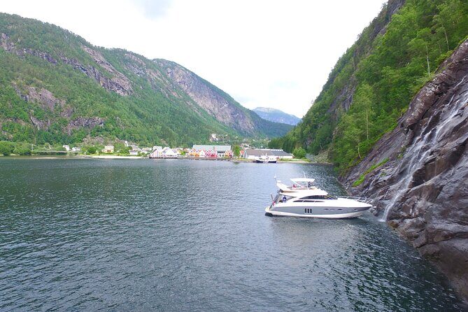 Private cruise - Fjord and waterfalls cruise to Modal- Mostraumen - Key Points