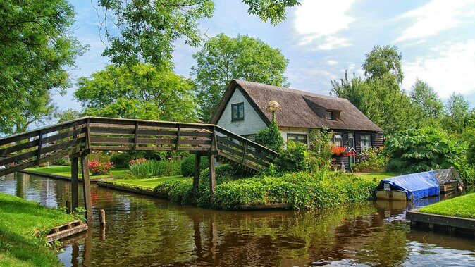 Private Day Trip from Amsterdam to Giethoorn including boat tour - Exploring Giethoorn: A Full Breakdown