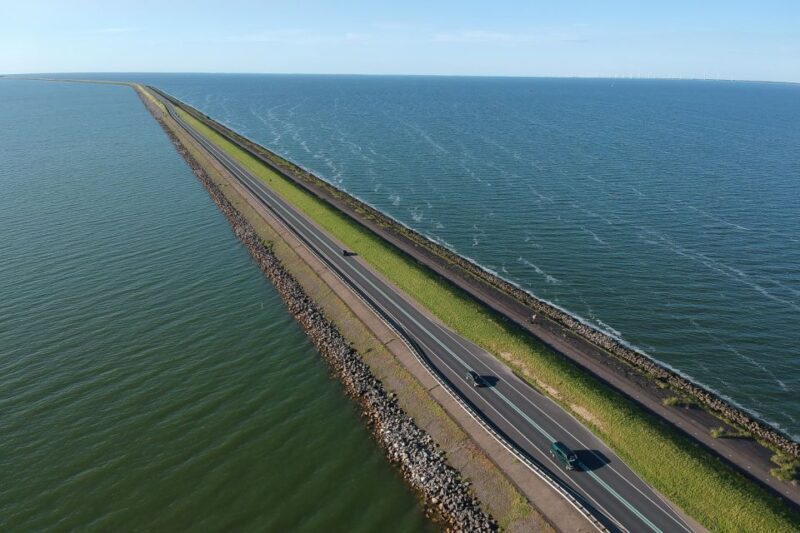 Private Day Trip to Giethoorn and the Afsluitdijk - In-Depth Review: A Perfect Blend of Beauty and Engineering