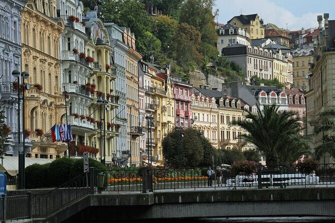 Private Daytrip from Prague to Karlovy Vary - Mid-morning: A Lunch Break with Scenic Views