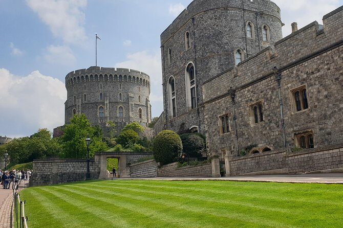 Private driver guided tours Windsor castle Stonehenge - Key Points