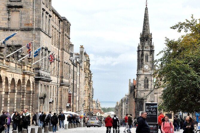 Private Full-Day Walking Tour in Edinburgh with Edinburgh Castle - Key Points